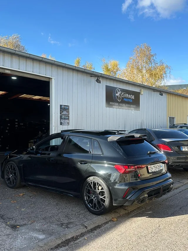 La façade et un véhicule devant Garage Prestige à Ludres